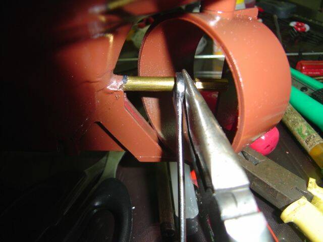 最後因為距離有點開了。所以要加一個工具墊一下，比較好出力，且銅管也比較不會傷到。如此就開了！PS. ...