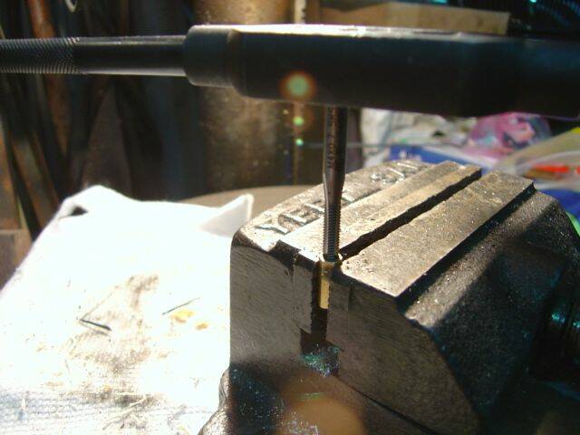 用M4*0.7的TAPU重新絞孔(擴孔)要垂直喔~