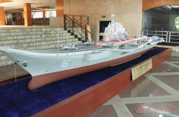 這應該是官方版的遼寧號模型