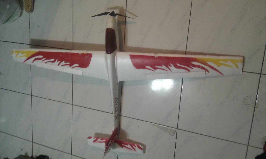 EPO動力滑翔機翼展1米5機身1米3含翅膀兩2顆司服機槳夾螺旋槳空機售1100元