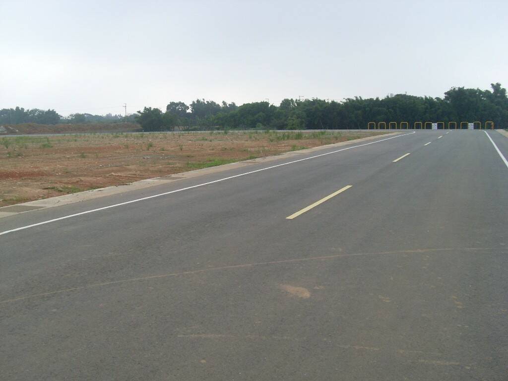 裡面的跑道往右看