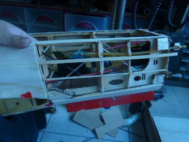 裡面骨頭碳棒十字強化  等膠乾再用玻纖布接蒙皮