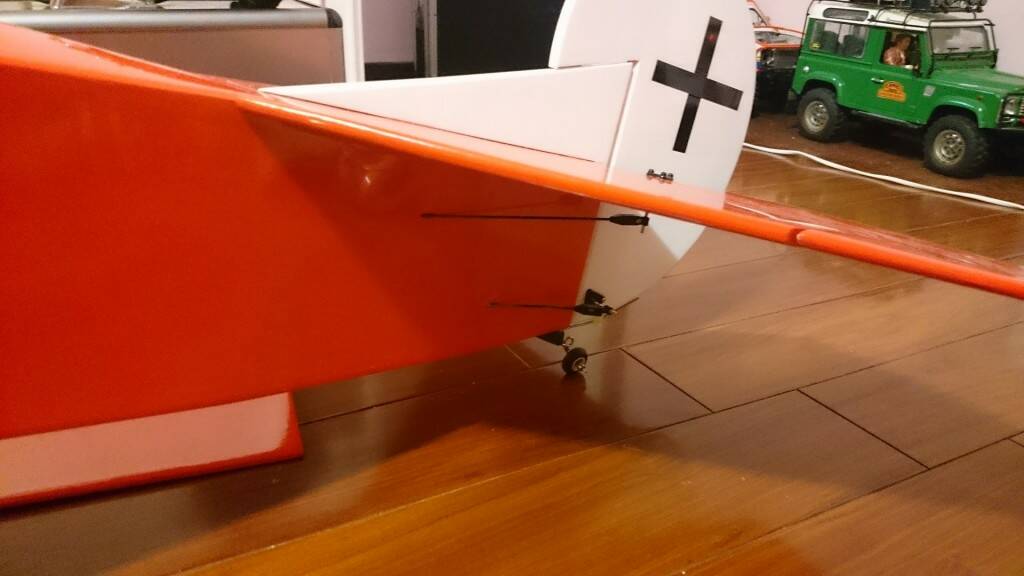 改有尾輪,原來的是一片木頭