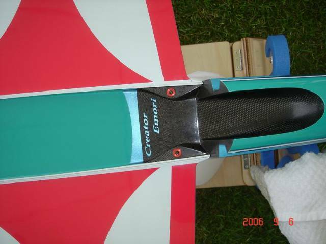 其實時有道理的,當你把翅膀用螺絲鎖緊時會發生鎖螺絲那面的木板和旁邊垂直的木板(也就是下巴靠緊住的部分)