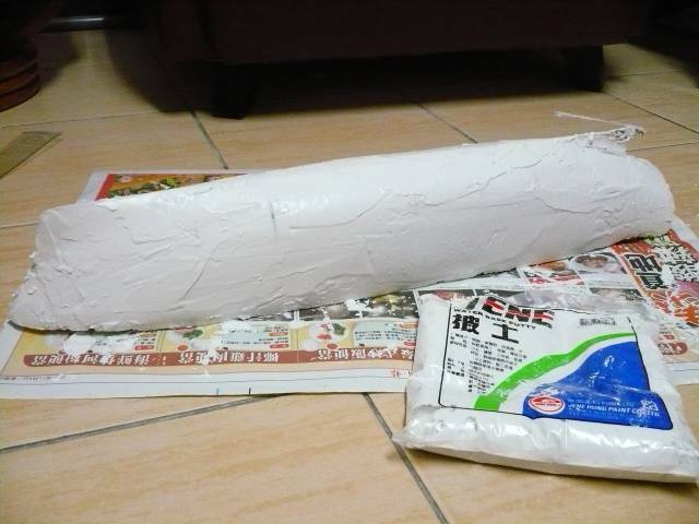 披土披很厚，因為打磨的過程中保麗龍一直刨花