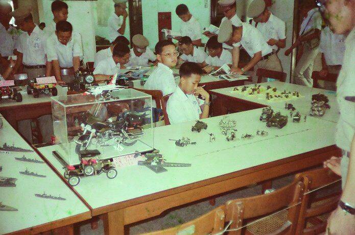 1986年的聖誕節才開放髮禁,在那之前,高中生都戴著討厭的大盤帽