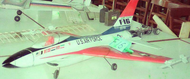 我的Ok  F-16,是全Kit做的,前置的引擎,就像現在的司派克機