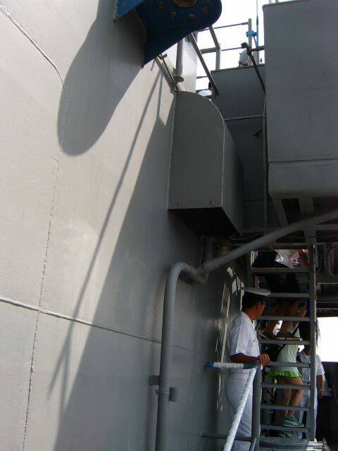 艦橋後方.有通風口