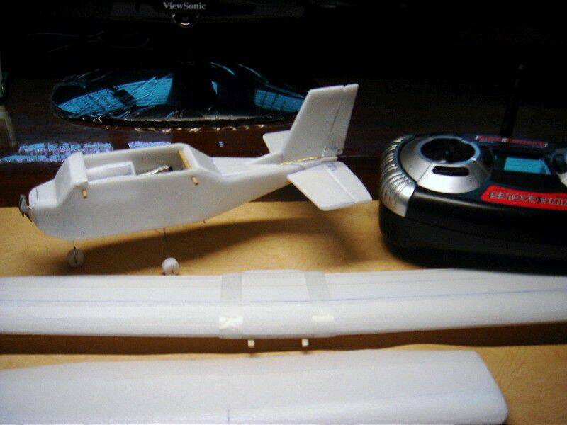 仿原機等比例，展翼應為270mm，我本已做好了，但後來想要有兼滑翔的功能，所以再重做加長130mm。(圖4中有有二張主翼 ...